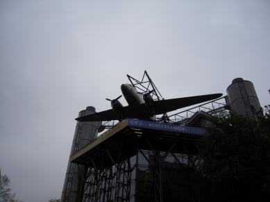C-47 Raisinbomber Skytrain på taket av Tekniska Museet i Berlin