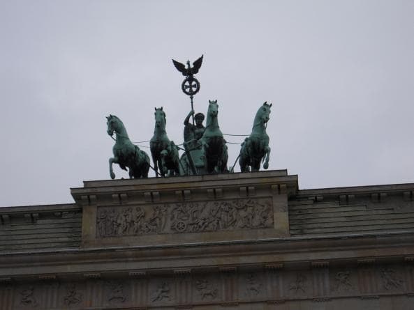 Närbild på fredsgudinnan på Brandenburger Tor