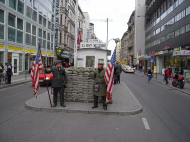 Vakter vid Checkpoint Charlie
