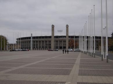 Olympiastadion sett från parkeringen