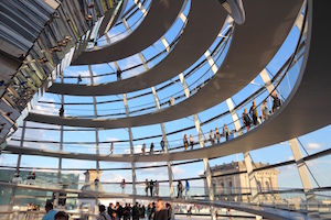 Bild inifrån kupolen i Berlins riksdagshus