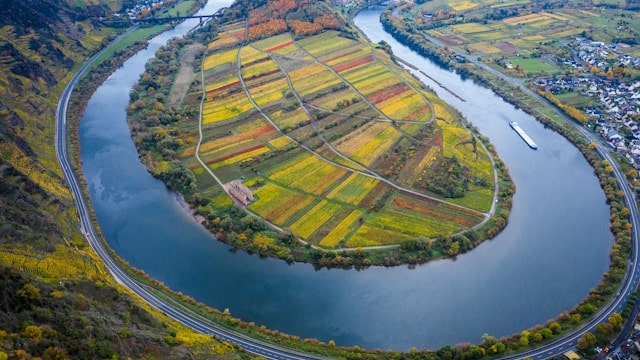 Översiktsfoto över floden Mosel i Tyskland som visar på dess klassiska u-formade struktur.
