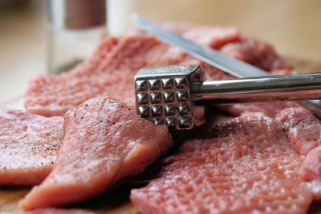 Bild som visar fläskkött som har bankats ut för att kunna tillaga den perfekta schnitzeln.