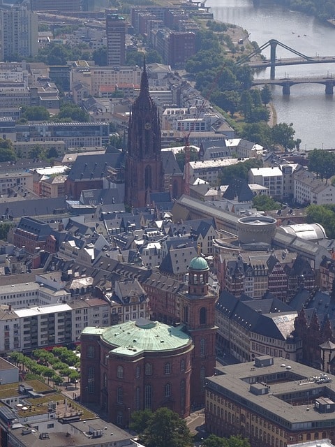 Bild som visar både Frankfurter Dom och Paulskirche i förgrunden.