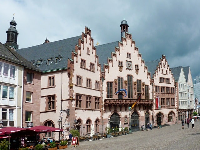 Det medeltida rådhuset Römer är en central och historisk plats i Frankfurt.