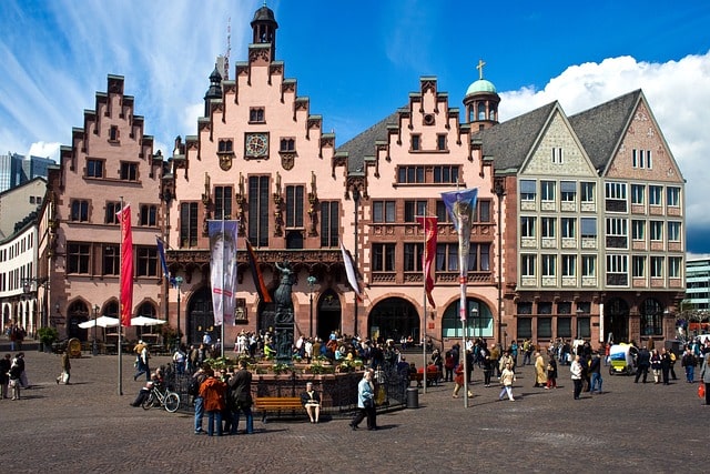 Frankfurts historiska hjärta Römer med dess klassiska hus med skarpa kontraster och konturer.